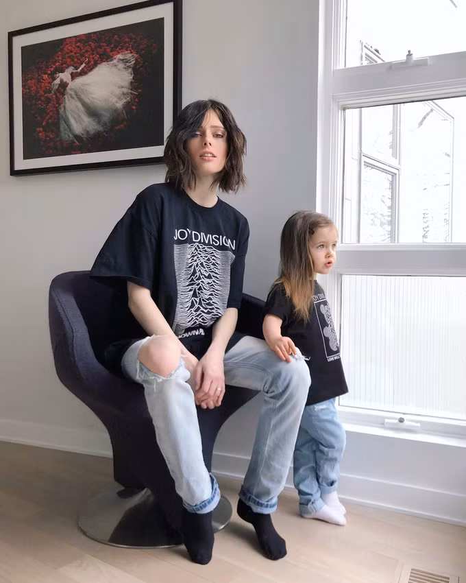 Hai mẹ con cùng kết hợp áo thun oversize với quần jeans xắn gấu theo phong cách bụi bặm, cá tính. Ảnh: Bazaar, BS, Instagram.