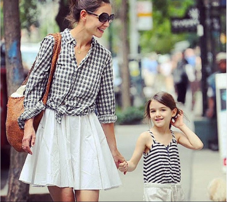 Cặp mẹ con xinh đẹp Katie và Suri thường xuyên xuất hiện trong những bộ cánh đồng màu khi xuống phố.