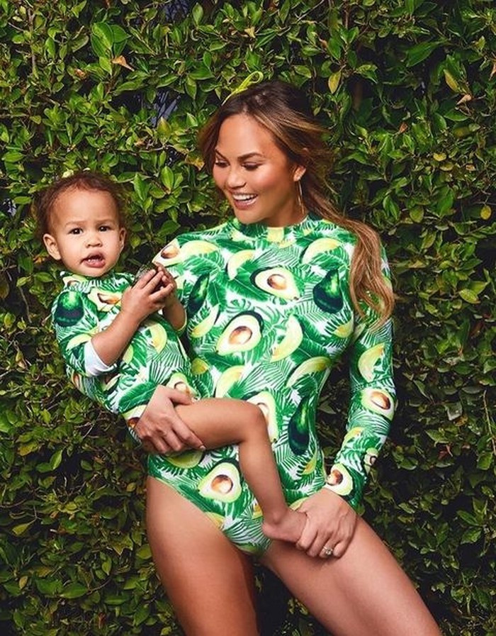 Siêu mẫu người Mỹ Chrissy Teigen và cô con gái cưng Luna Stephens diện đồ đôi cùng nhau.