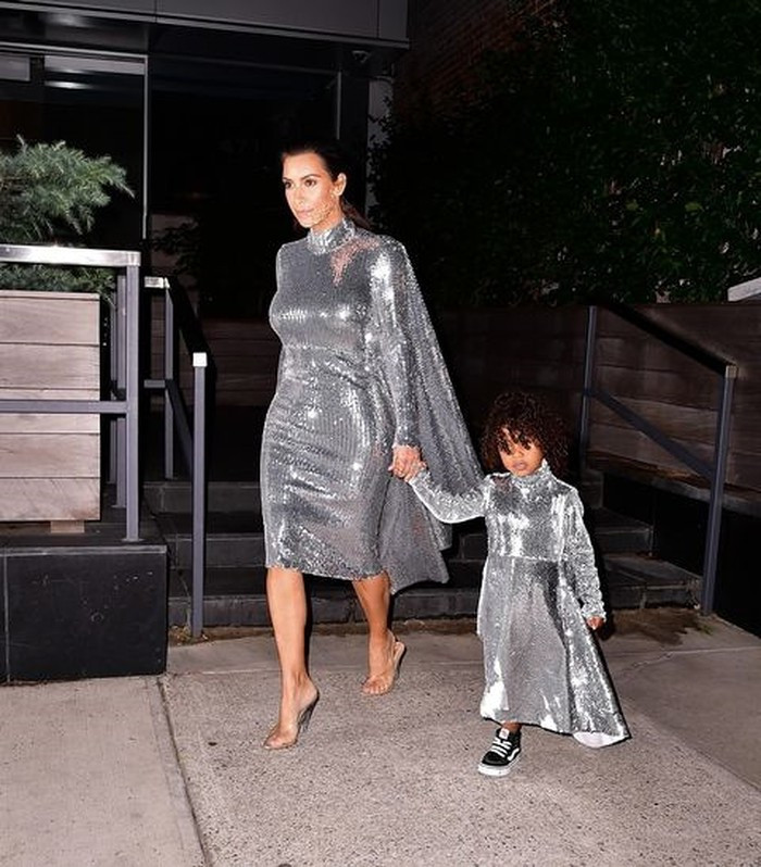 Thêm bộ đồ đôi nữa của hai mẹ con Kim Kardashian và bé gái North West.