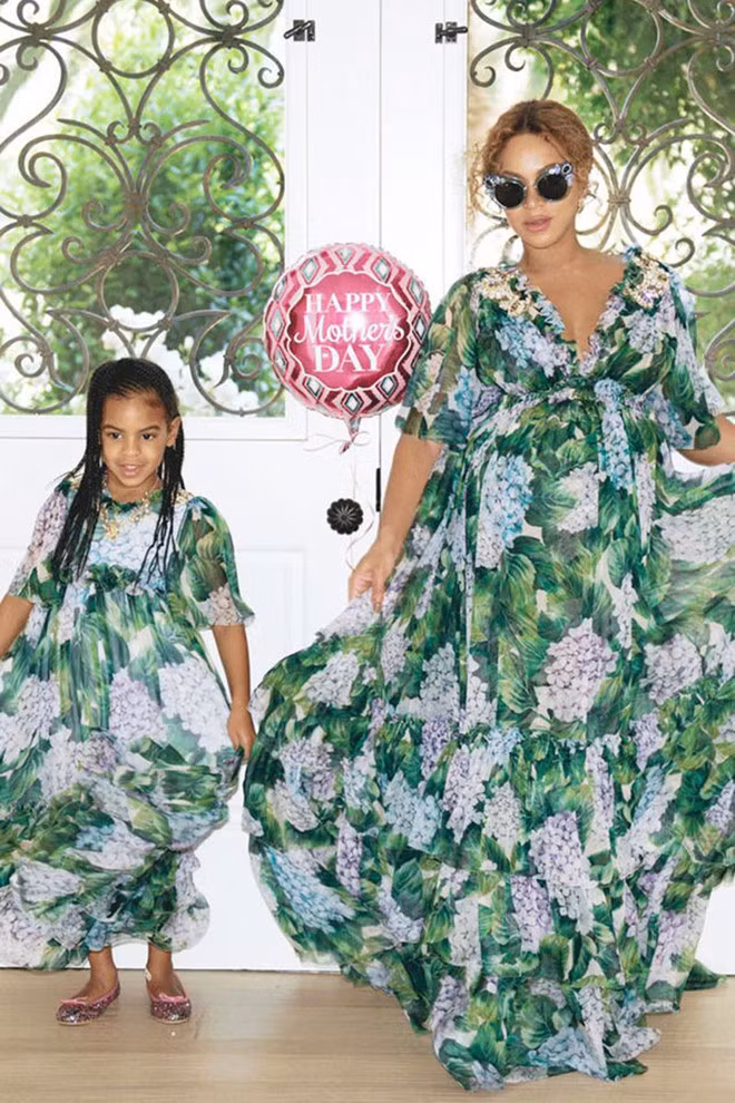 Trong ngày lễ của mẹ, Beyonce và con gái 6 tuổi đã cùng chọn đầm hoa xanh rực rỡ của Dolce &amp; Gabbana với thiết kế xòe rộng đáng yêu và duyên dáng.