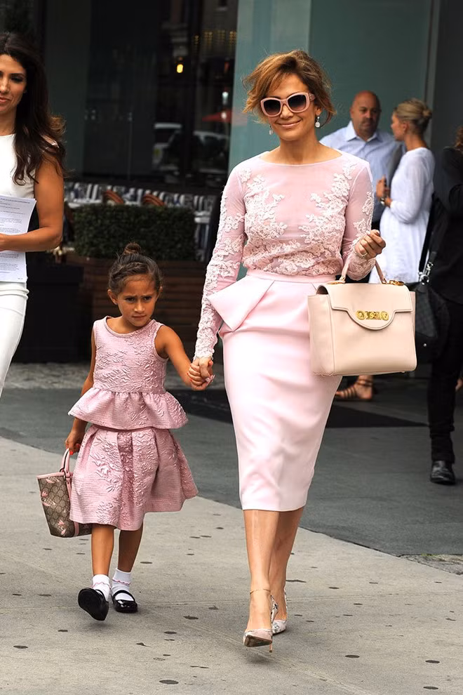 Hai mẹ con Jennifer Lopez và Emme gây chú ý với đầm hồng peplum ton sur ton.