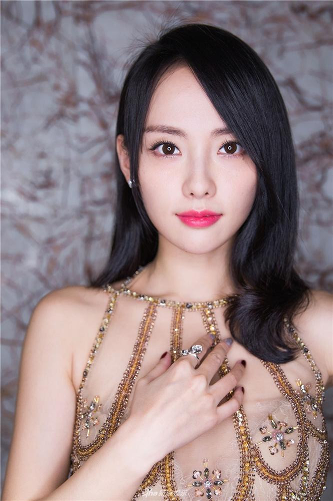 Bên cạnh việc ăn uống, tập luyện điều độ, phù hợp với thể trạng sau sinh, Gia Nghê áp dụng phương pháp ngâm chân với các loại thảo dược.