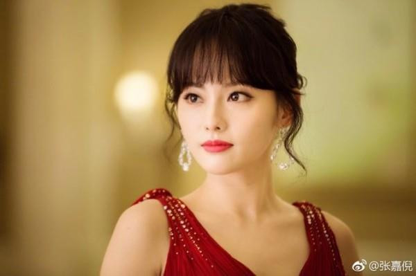 Ngoài ngâm chân thải độc, Gia Nghê còn chăm chỉ mặc quần định dáng 8 tiếng mỗi ngày. Loại quần này được cho là sinh ra nhiệt, từ đó có khả năng cải thiện số đo vòng eo.