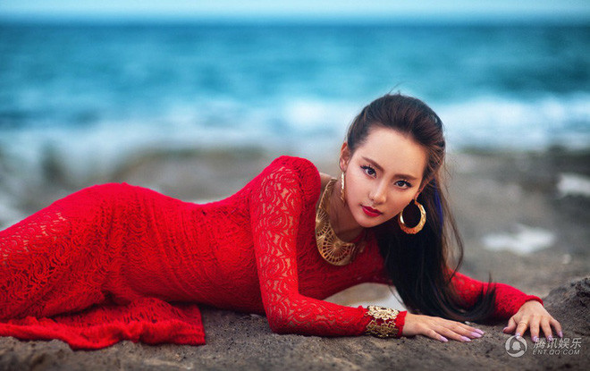 Trên trang cá nhân của mình, mỹ nhân 32 tuổi thường xuyên đăng tải những bức ảnh cô tập thể dục khi đang chăm sóc em bé. Trương Gia Nghê đã bắt đầu tập luyện nhẹ nhàng chỉ 1 tháng sau khi sinh con.