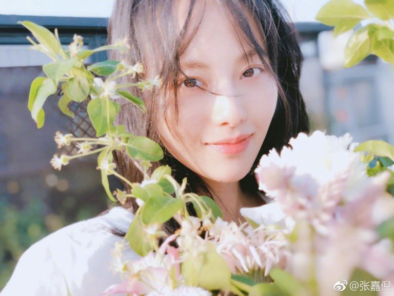 Theo tiết lộ của bà mẹ hai con, cô thường chuẩn bị gừng, lá ngải cứu, đương quy, hoàng kỳ đã được thái nhỏ. Tất cả nguyên liệu này sẽ được đựng trong một chiếc túi chuyên dụng, thả vào nước nóng và ngâm chân.