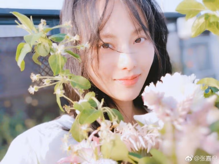 Theo tiết lộ của bà mẹ hai con, cô thường chuẩn bị gừng, lá ngải cứu, đương quy, hoàng kỳ đã được thái nhỏ. Tất cả nguyên liệu này sẽ được đựng trong một chiếc túi chuyên dụng, thả vào nước nóng và ngâm chân.