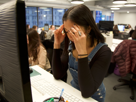 Choáng váng, chóng mặt cũng là một dấu hiệu của sốc mẫn cảm hay phản ứng của cơ thể với chất độc của côn trùng cắn. Những triệu chứng này có thể bao gồm cả cơn đau đầu không dứt.