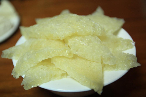 Bóng bì cũng là một trong những thực phẩm được dùng trong ngày Tết của người Việt. Thông thường, bì lợn sống được lọc sạch mỡ, luộc chín tới rồi cạo rửa, sau đó phơi nắng cho khô cứng. Cuối cùng, bì lợn được đưa vào lò nướng nhiệt độ cao để nổ thành bóng.