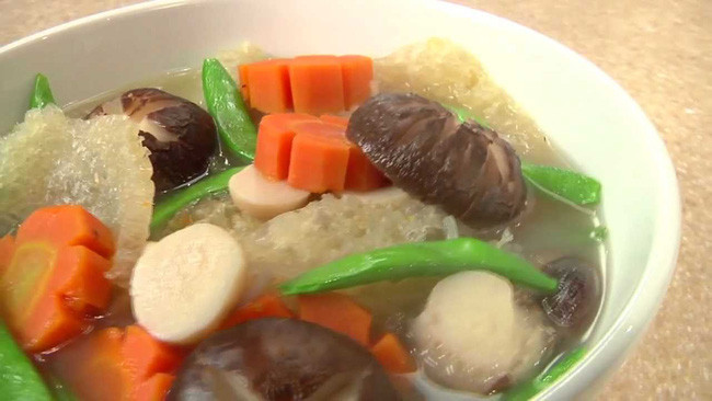 Theo các chuyên gia dinh dưỡng Hoài Thu, BV Thanh Nhàn, thường xuyên ăn bóng bì lợn được tẩy trắng bằng hóa chất sẽ dẫn tới ngộ độc, tiêu chảy, đau bụng, buồn nôn, rối loạn tiêu hóa, tăng nguy cơ ung thư. Ảnh minh họa (Nguồn: Internet).