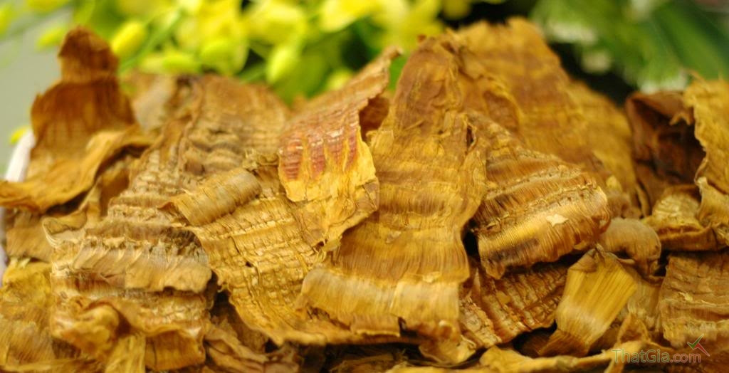 Theo một số chuyên gia, măng khô không tẩm hóa chất có màu vàng nâu nhạt, xuất hiện màu hổ phách, đường vân tỉ mỉ, bề rộng thịt dày, khi sờ vào không có cảm giác ẩm tay, có thể bẻ gãy được. Măng còn lưu giữ mùi thơm đặc trưng, không có mùi lạ, không bị mốc.