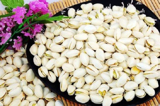 Hạt dẻ cười hay còn được gọi là “quả hồ trăn”, đây là món ăn vặt đắt khách dịp Tết bởi mùi vị thơm ngon. Tuy nhiên, do thị hiếu người dùng thích chọn sản phẩm bắt mắt nên nhà sản xuất sử dụng chất tẩy trắng clorin cực độc. Trong quá trình tẩy trắng, clorin dễ theo kẽ hạt thấm vào nhân. Ăn thường xuyên, dư lượng ngày càng nhiều, nếu gan không lọc được thì ung thư gan là điều không tránh khỏi. Ảnh: Internet.