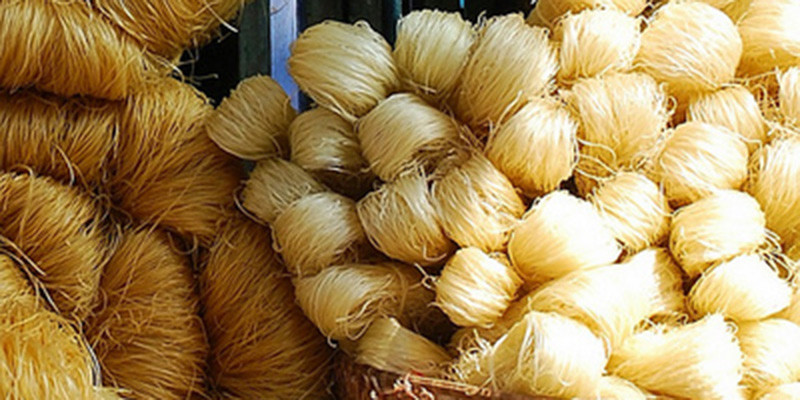 Hầu hết trên thị trường, bột sắt để “nhuộm” miến có độ tinh khiết rất thấp, chứa nhiều kim loại độc như: chì, thủy ngân và những tạp chất độc hại khác. Những loại chất này khi vào cơ thể sẽ gây nguy hiểm cho người sử dụng như làm tổn thương gan, thận, thậm chí là ảnh hưởng đến hệ thần kinh.