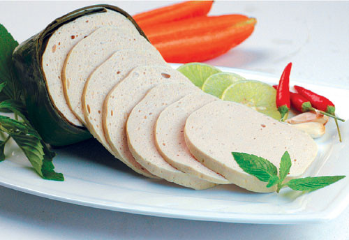 Nếu không lựa chọn giò, chả cẩn thận, người tiêu dùng phải đối mặt với nguy cơ ngộ độc hàn the. Đây là hóa chất thường được cho vào giò, chả mục đích tạo độ giòn, dai. Hàn the khi xâm nhập vào cơ thể với liều lượng cao sẽ gây ngộ độc cấp. Còn với liều lượng nhỏ, chúng sẽ tích tụ và gây ngộ độc gan, thận, rất nguy hiểm cho cơ thể. Ảnh: SucKhoeDoiSong.