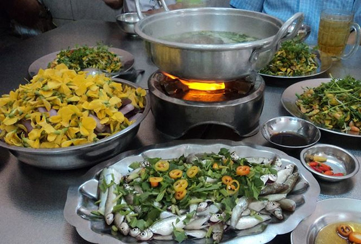 Lẩu cá linh bông điên điển: Cá linh và bông điên điển là sự kết hợp kinh điển trong số những đặc sản miền Tây mùa nước nổi. Cá linh đầu mùa tầm tháng 9-10 là cá linh non, thịt mềm, hầu như không có xương, thịt ngọt. Đúng độ ấy, bông điên điển cũng vào mùa trổ bông, những bông hoa dại màu vàng ươm, vị giòn, bùi.