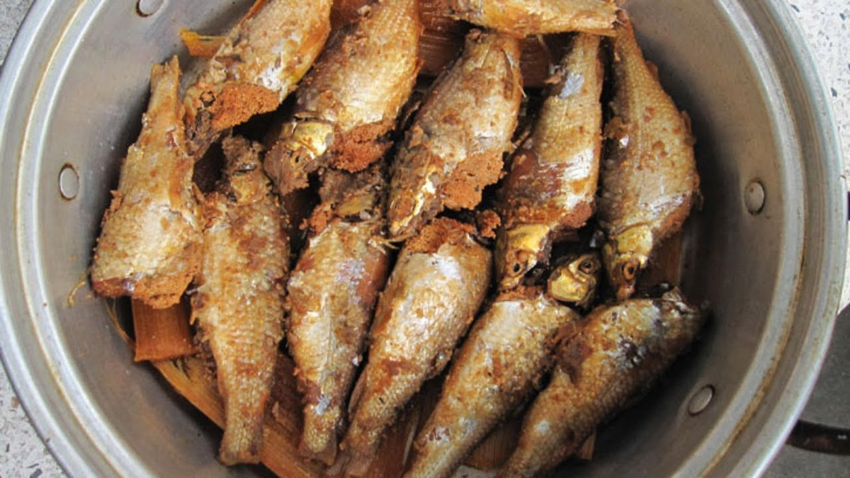 Cá linh kho mía: Cá linh là loại đặc sản ngon đầu mùa nước nổi nên ngoài lẩu cá linh bông điên điển, chúng còn được dùng để chế biến các món khác như cá linh kho tiêu và đặc biệt hơn là kho mía. Thịt cá đẫm vị ngọt tự nhiên của mía, quyện với mỡ hành, tiêu ớt, tạo nên món ăn dân dã mà tuyệt hảo.