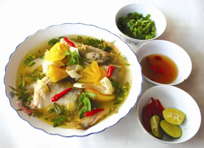 Canh chua cá lăng - loại cá da trơn, thịt săn chắc xuất hiện nhiều vào mùa nước nổi. Bạn có thể chế biến cá lăng thành nhiều món khác nhau như nướng, kho tộ, chiên...