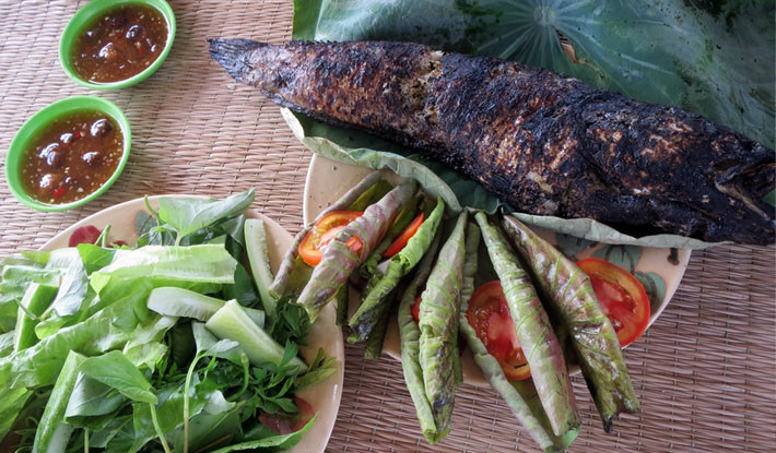 Cá lóc nướng trui ngon nhất khi vừa chín tới, thịt trắng phau được bao bọc bởi lớp vảy cháy xém. Ngon nhất là ăn cuộn bánh tráng, kèm các loại rau thơm, chuối xanh, dưa chuột, khế và chấm nước mắm me.
