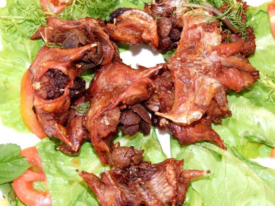 Chuột để nướng lu phải là những chú chuột đã ăn no lúa chín, béo múp, được làm sạch ruột, cắt móng, rồi tẩm ướp gia vị, sau đó móc từng con vào lu. Vừa quay vừa trở tay, thêm mỡ, thêm nước gia vị, khoảng một tiếng sau thì chuột chín vàng. Thịt thơm, mềm và da rất giòn, ngon.