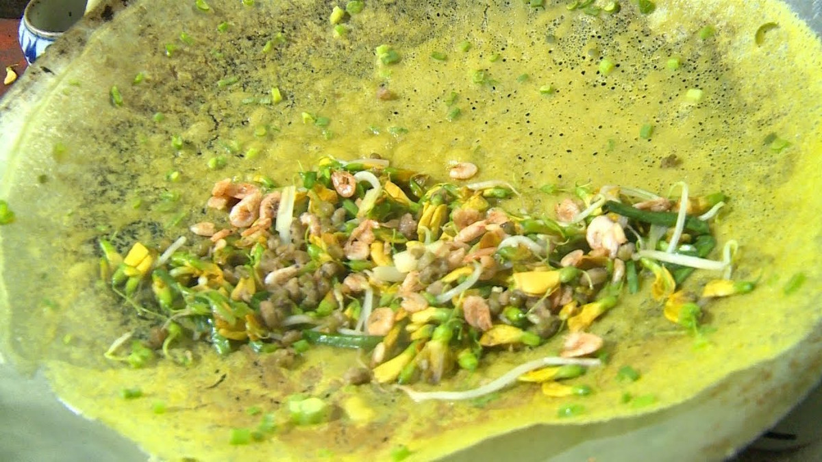 Bánh xèo bông điên điển: Bánh xèo miền Nam có vị khác với bánh xèo miền Trung, trong đó bánh xèo miền Tây cũng có nhiều điểm thú vị, đặc biệt hơn. Đó là vào mùa nước, người ta bổ sung thêm nhân bánh là những bông hoa điên điển đặc trưng. Bột làm vỏ bánh là bột gạo pha với nước cốt dừa cho loãng, thêm chút bột nghệ vào cho bánh được vàng và thơm. Nhân bánh gồm thịt heo xắt miếng nhỏ, ướp gia vị xào cùng bông điên điển vị giòn ngọt. 