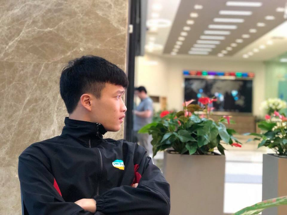 Phong cách ăn mặc giản dị khiến chàng trai 21 tuổi càng được yêu mến hơn.