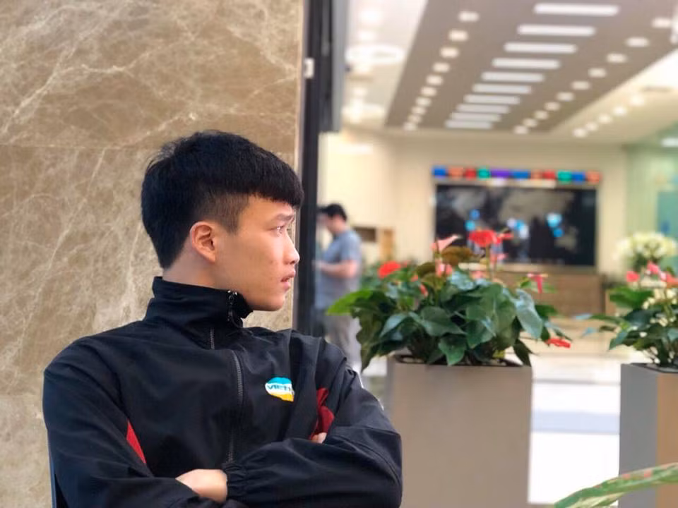 Phong cách ăn mặc giản dị khiến chàng trai 21 tuổi càng được yêu mến hơn.