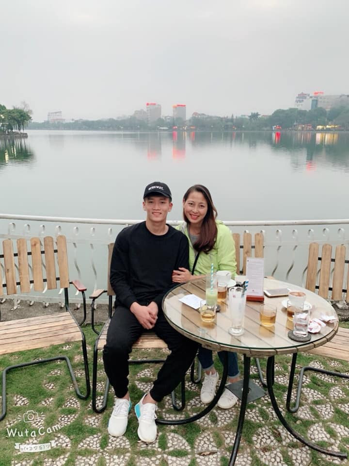 Anh diện cả cây đen trông rất khỏe khoắn.