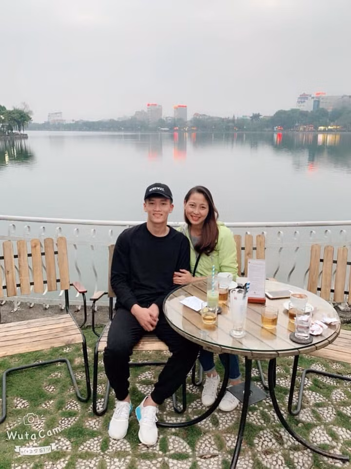 Anh diện cả cây đen trông rất khỏe khoắn.