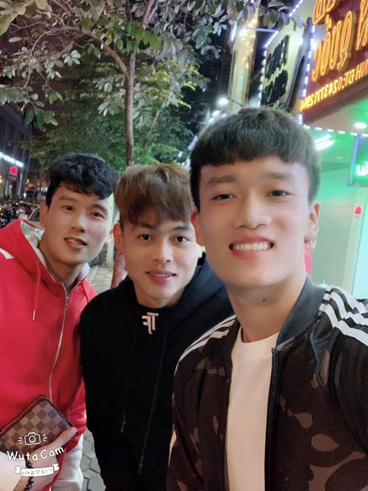 Ngoài đời, chàng cầu thủ sinh năm 1998 ăn mặc giản dị và rất nam tính.