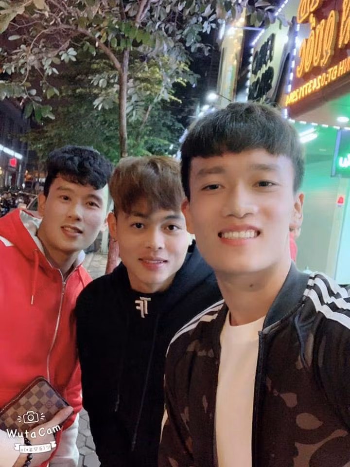 Ngoài đời, chàng cầu thủ sinh năm 1998 ăn mặc giản dị và rất nam tính.