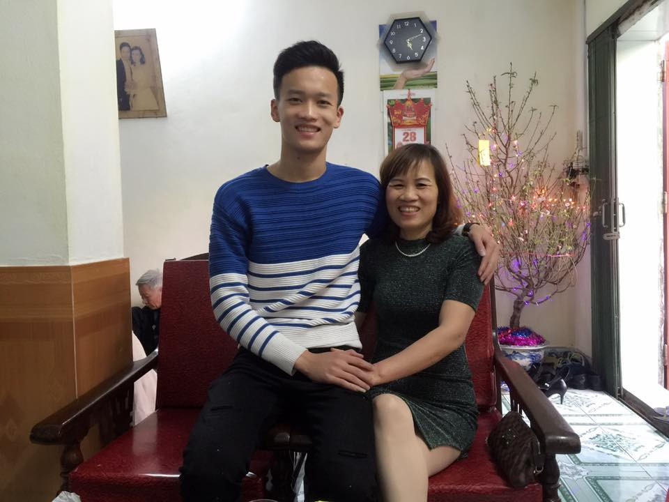 Hoàng Đức vui vẻ bên mẹ. Ảnh: FBNV.