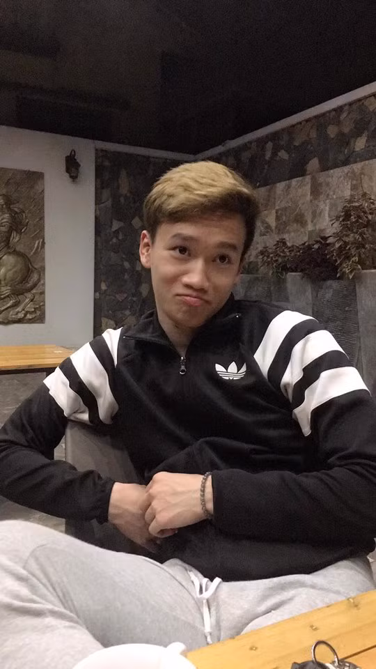 Có lần, nam cầu thủ còn chơi trội khi nhuộm mái tóc màu vàng sáng.