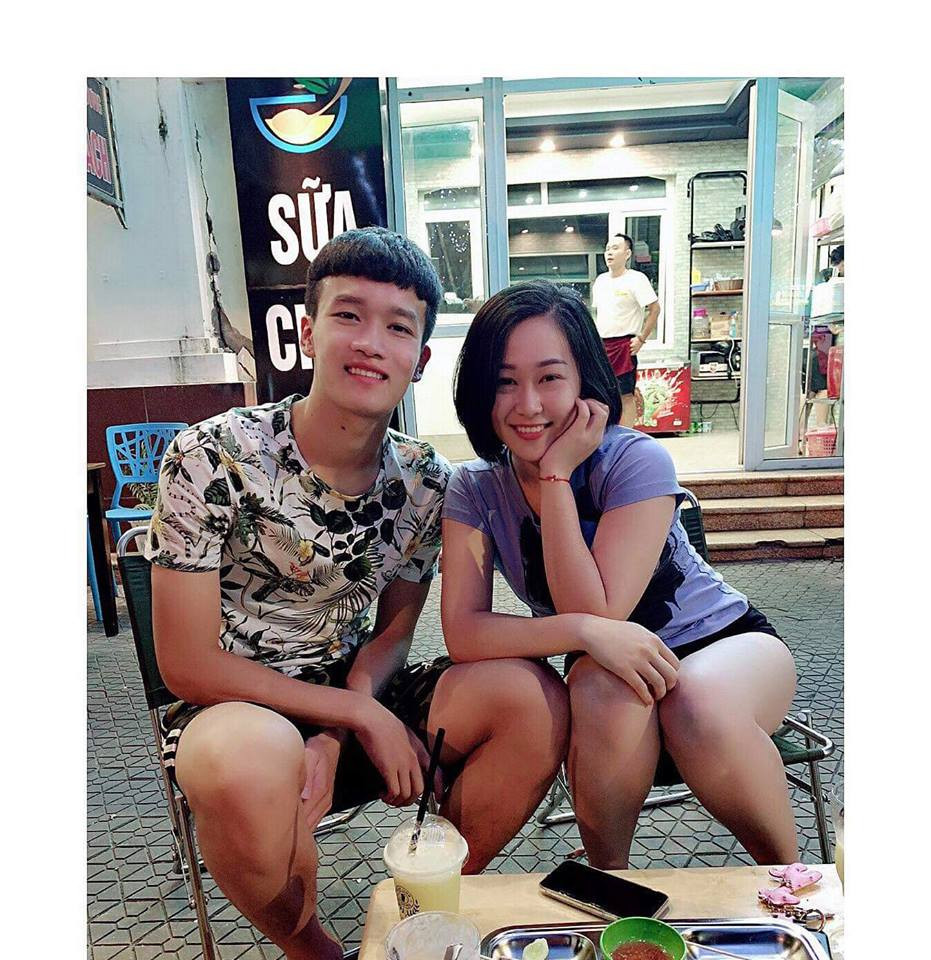 Quần đùi áo phông là trang phục thường thấy của anh.