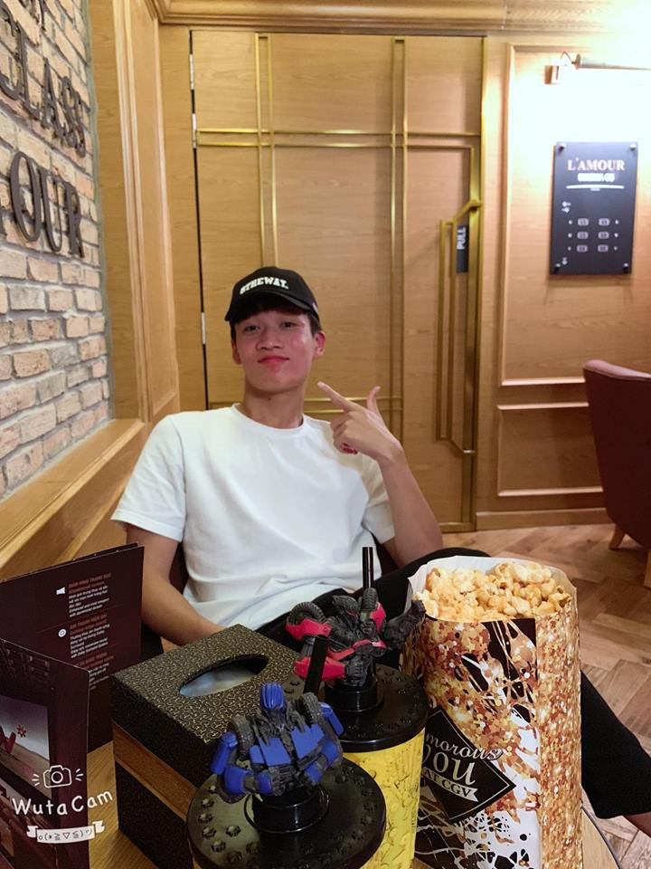 "Soái ca" mặc áo phông trắng bảnh bao.