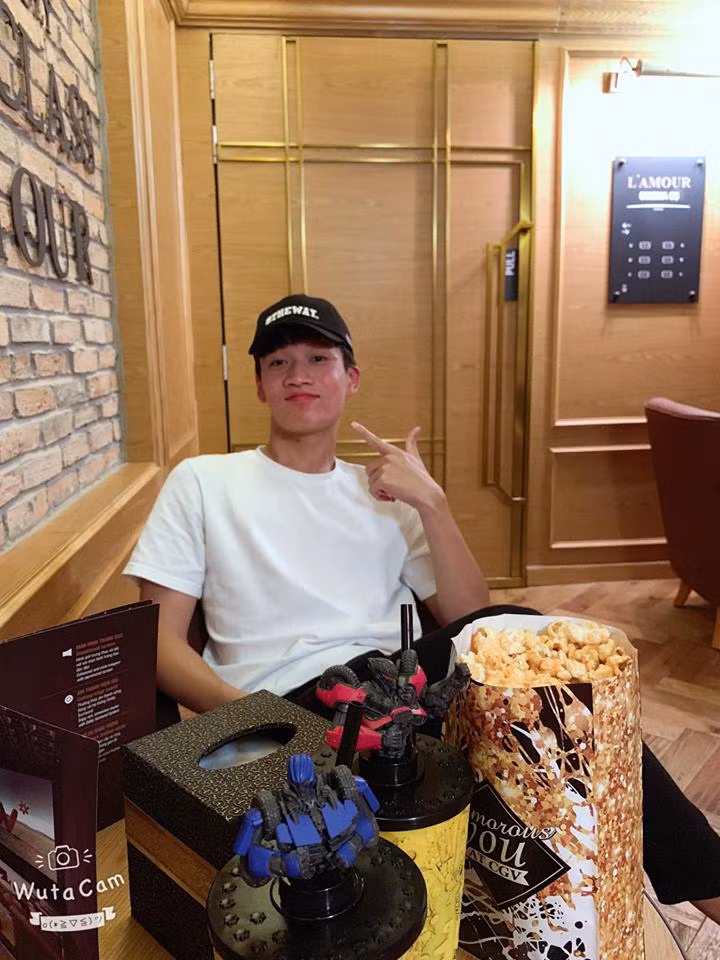 "Soái ca" mặc áo phông trắng bảnh bao.