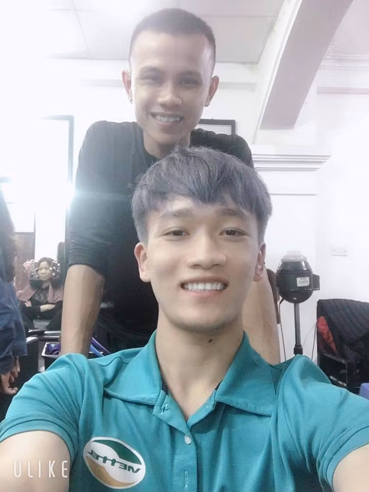 Ngoài việc rèn luyện trên sân cỏ, nam cầu thủ gốc Hải Dương còn rất chăm chỉ tút tát cho mái tóc.