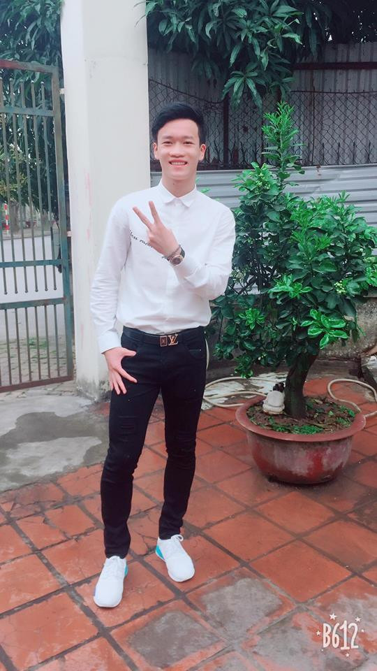 Hoàng Đức diện áo sơ mi trắng vô cùng đẹp trai.