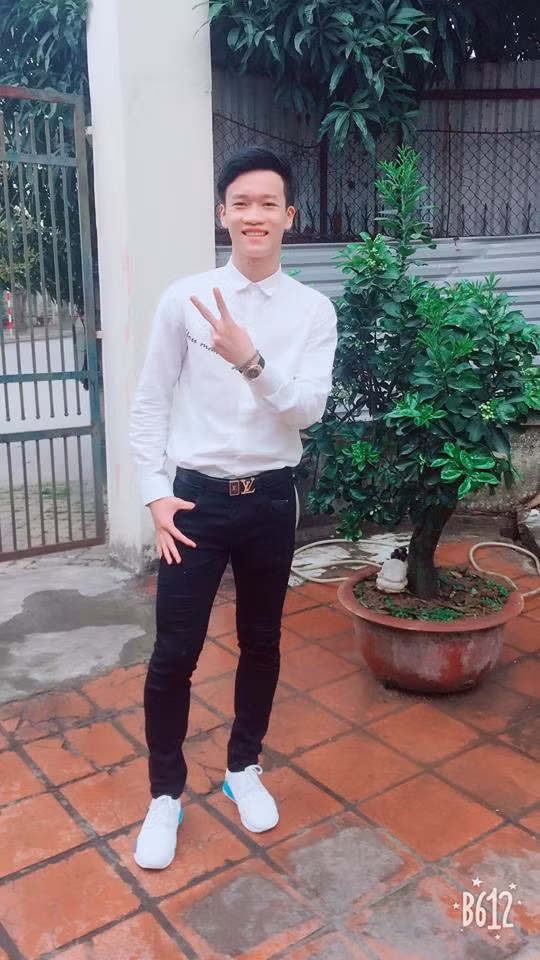 Hoàng Đức diện áo sơ mi trắng vô cùng đẹp trai.