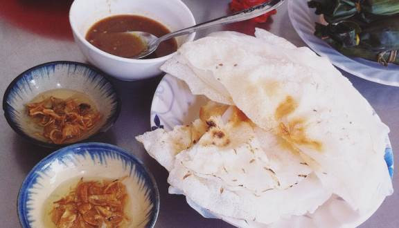 Bánh đập: Bánh đập hay có vùng còn gọi là bánh chập, một món bánh đơn sơ, giản dị nhưng lại làm nên tên tuổi cho ẩm thực Hội An. Đây là sự kết hợp đặc biệt giữa bánh ướt và bánh tráng nướng tạo nên một món ăn vừa gion giòn, vừa dẻo thơm. Tráng đều bên trong là lớp mỡ hành beo béo.