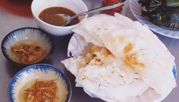 Bánh đập: Bánh đập hay có vùng còn gọi là bánh chập, một món bánh đơn sơ, giản dị nhưng lại làm nên tên tuổi cho ẩm thực Hội An. Đây là sự kết hợp đặc biệt giữa bánh ướt và bánh tráng nướng tạo nên một món ăn vừa gion giòn, vừa dẻo thơm. Tráng đều bên trong là lớp mỡ hành beo béo.