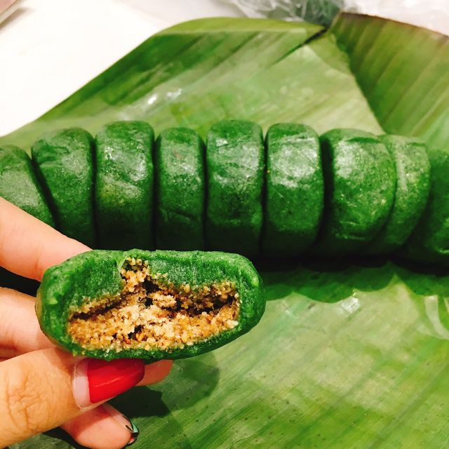 Bánh ngải có hình tròn và dẹt, bắt mắt trong màu xanh thẫm. Không chỉ đem lại hương vị thơm lừng, mát lành mà món bánh còn có nhiều công dụng tốt cho sức khoẻ. Bởi vì, ngải cứu luôn là một bài thuốc thiên nhiên được người Tày vận dụng trong cuộc sống hằng ngày.