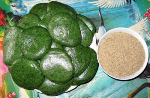 Bánh ngải: Món bánh nghe có vẻ "bùa ngải" như thế nhưng lại là một món ăn rất hấp dẫn và lạ vị của dân tộc Tày (Lạng Sơn). Hương vị tạo nên điểm nhấn của bánh ngải chính là lá ngải cứu được đun trong nước tro bếp và trộn cùng gạo. Đi cùng với lớp vỏ dẻo dai, thơm lừng là nhân vừng đen bùi ngọt khi kết hợp với đường phèn.