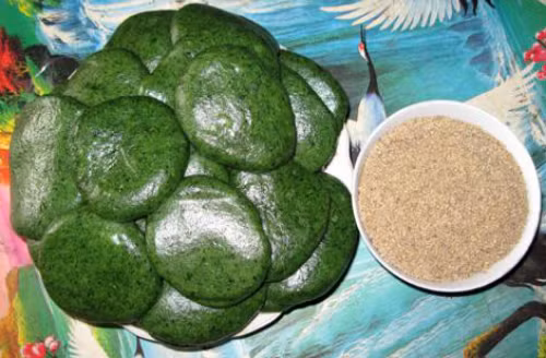 Bánh ngải: Món bánh nghe có vẻ "bùa ngải" như thế nhưng lại là một món ăn rất hấp dẫn và lạ vị của dân tộc Tày (Lạng Sơn). Hương vị tạo nên điểm nhấn của bánh ngải chính là lá ngải cứu được đun trong nước tro bếp và trộn cùng gạo. Đi cùng với lớp vỏ dẻo dai, thơm lừng là nhân vừng đen bùi ngọt khi kết hợp với đường phèn.