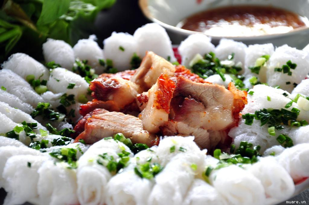 Bánh hỏi: Bánh hỏi là một món ăn đặc sản có rất nhiều ở Vũng Tàu, Bến Tre, Phú Yên, Nha Trang, Bình Định của Việt Nam, bánh được làm từ bột gạo và có quy trình chế biến đặc biệt công phu, tỉ mỉ. 