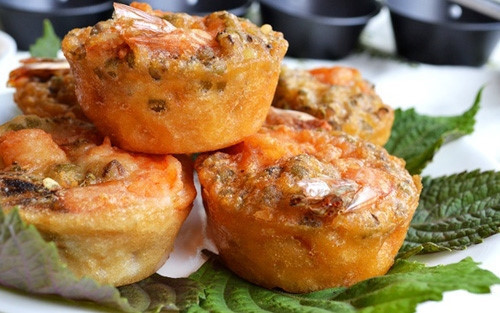 Hương vị đặc trưng đầy nét cuốn hút của bánh cóng làm bất cứ ai cũng phải mê mẩn: béo mỡ, bùi đậu xanh, đậu nành, ngọt tôm, thơm thịt, đậm đà gia vị lại còn man mát cay cay hăng hăng các loại rau.