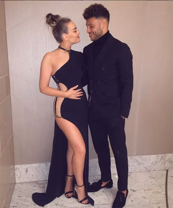 Phong cách thời trang sexy của nữ ca sĩ thể hiện từ trang phục trên sân khấu đến style đời thường.