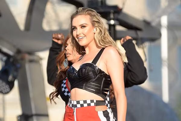 Cô thường mặc các loại corset để khoe vòng hai thon thả.