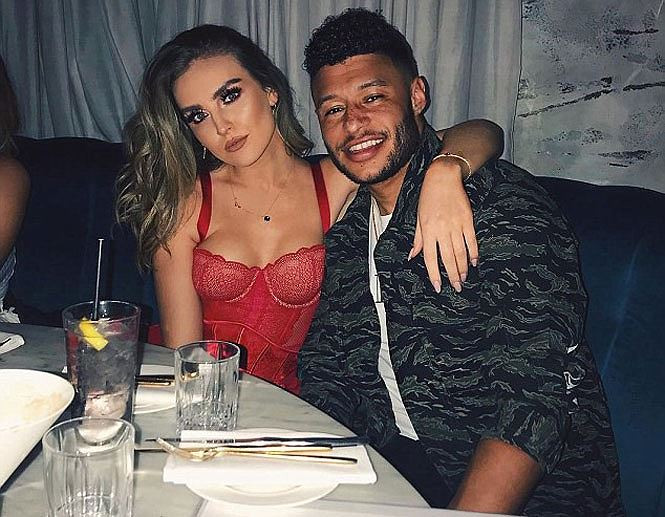 Không chỉ gây ấn tượng bởi giọng hát hay, gu thời trang nóng bỏng của Edwards cũng được đánh giá cao.