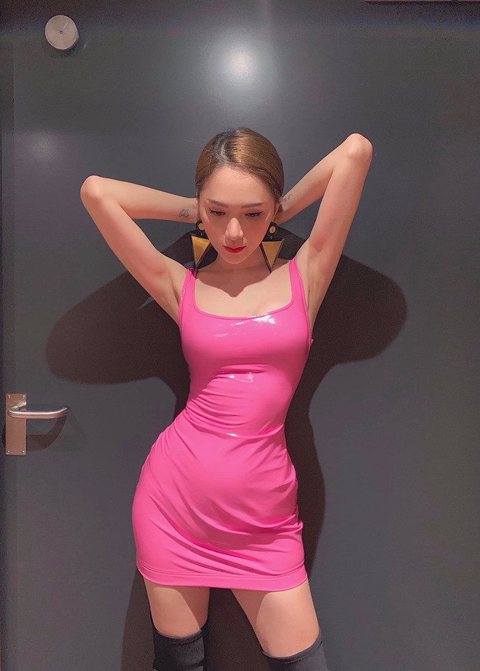 Váy ôm sát hình thể và khoe trọn vòng eo 56cm được Hương Giang tận dụng một cách hiệu quả.