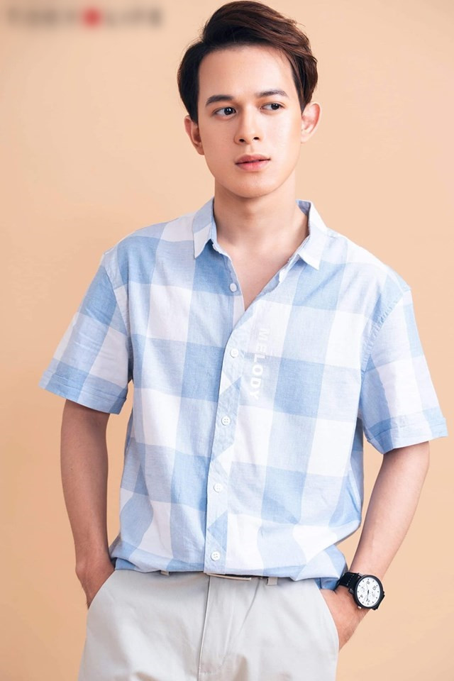 Quang Anh mặc áo sơ mi kẻ karo phối với quần âu cũng đầy lịch lãm.